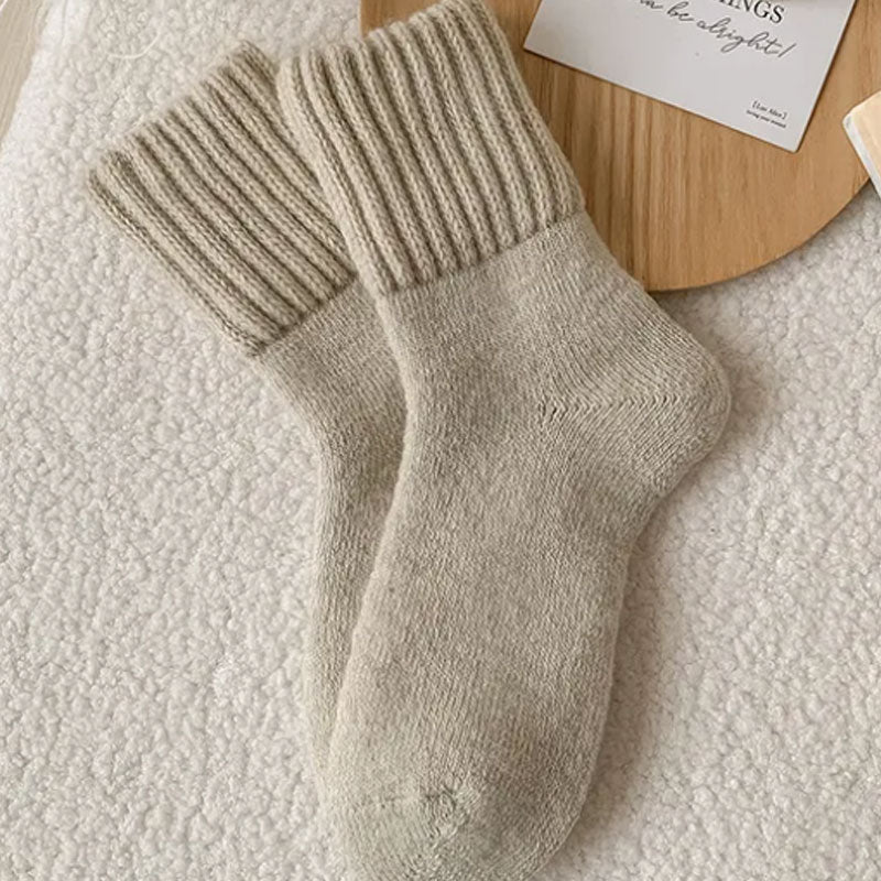 🧦 Wärmende Wollsocken in mittlerer Höhe