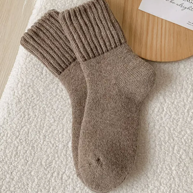 🧦 Wärmende Wollsocken in mittlerer Höhe