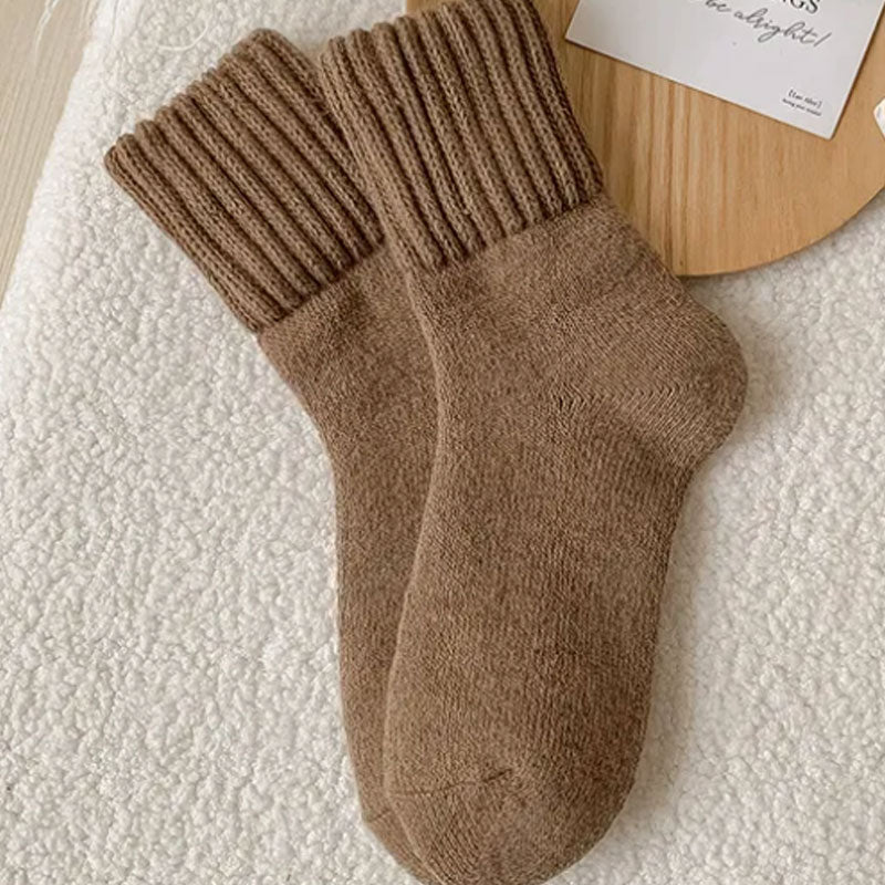 🧦 Wärmende Wollsocken in mittlerer Höhe