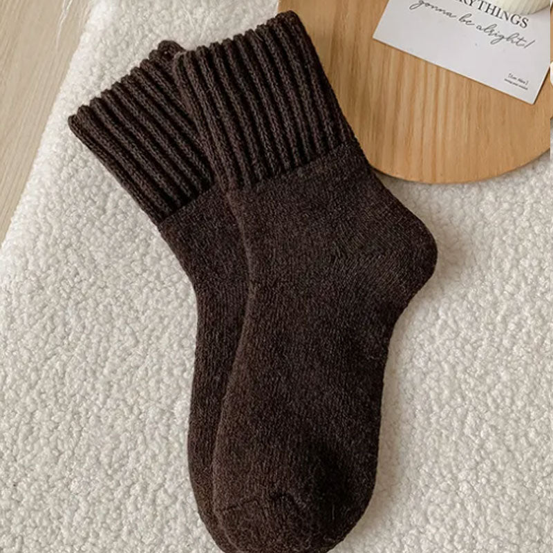 🧦 Wärmende Wollsocken in mittlerer Höhe