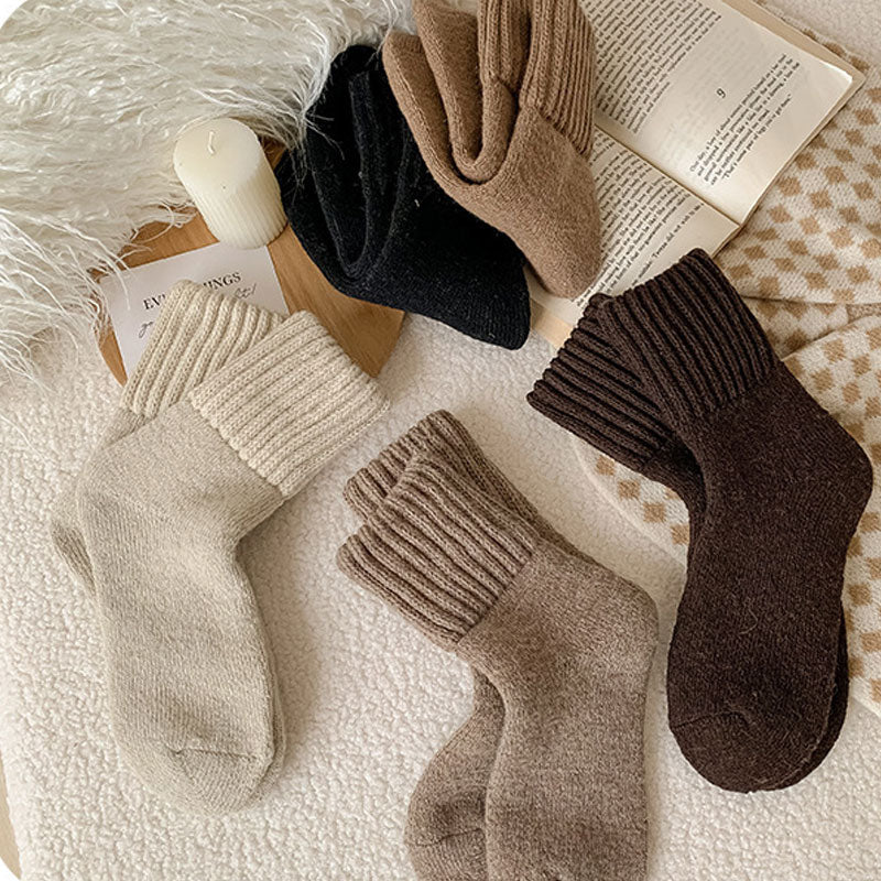 🧦 Wärmende Wollsocken in mittlerer Höhe