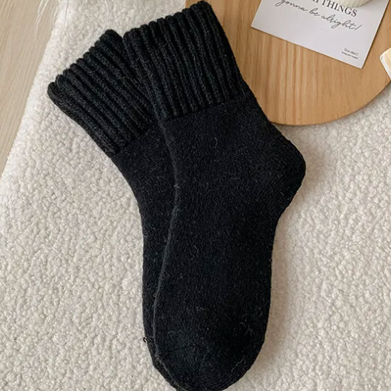 🧦 Wärmende Wollsocken in mittlerer Höhe